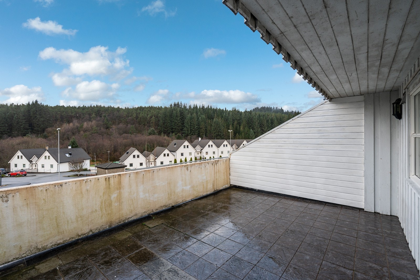 Stor delvis overbygget balkong. Galleribilde