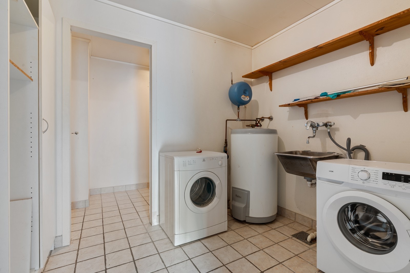 God og praktisk planløsning med eget vaskerom og bod. Galleribilde