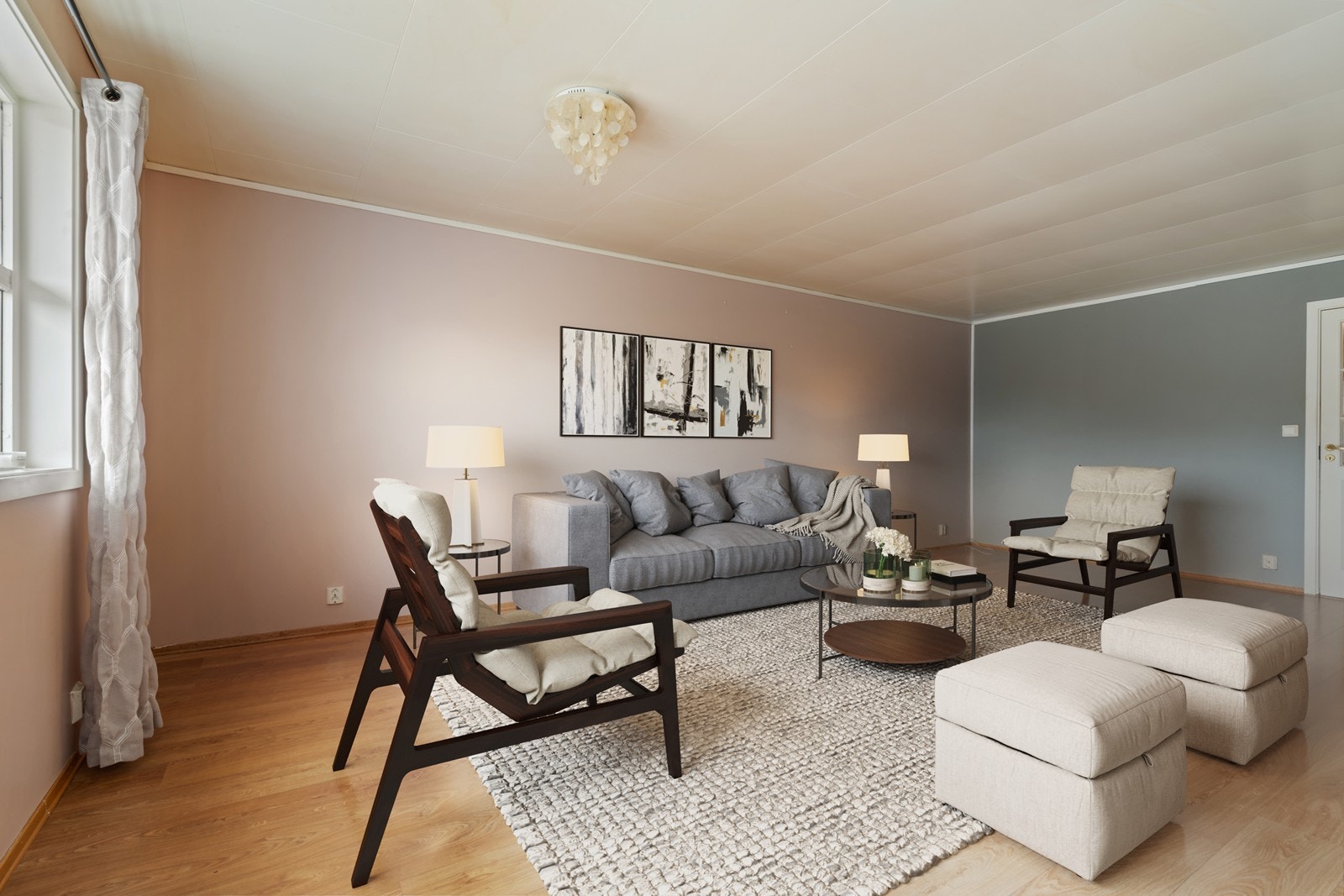 Stue og kjøkken med åpen løsning, stor solrik balkong like utenfor. Digitalt møblert. Galleribilde