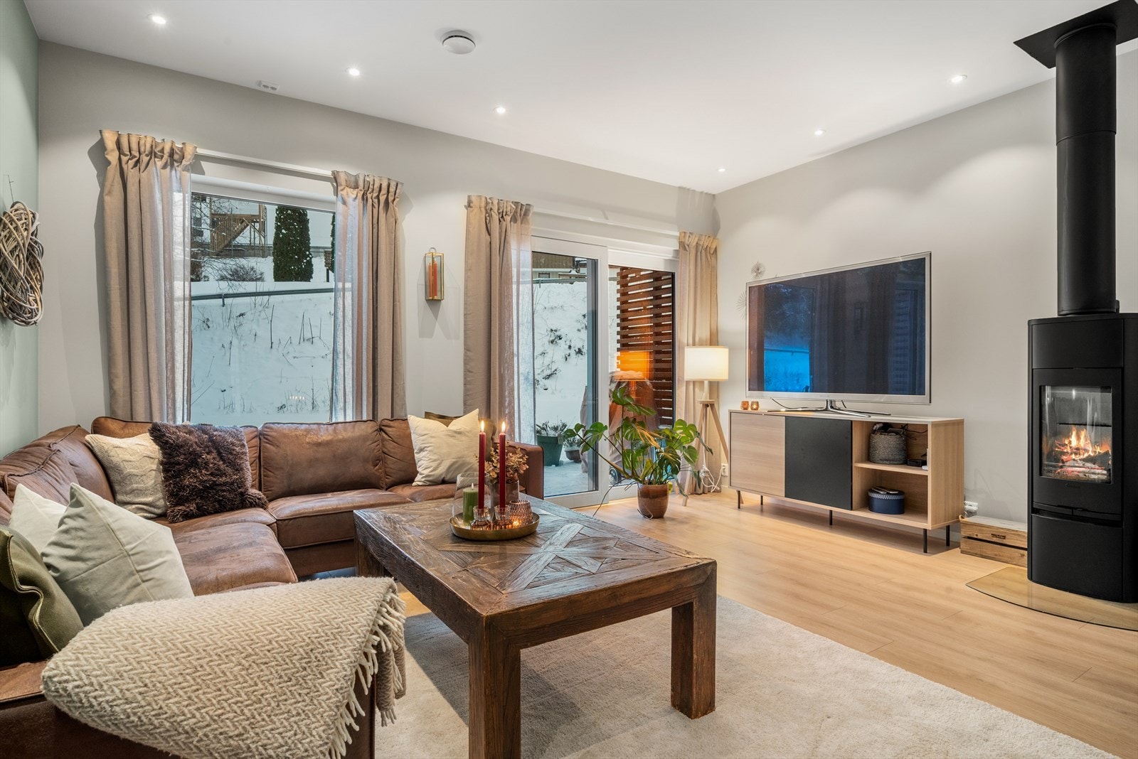 Velkommen til Varmbuvegen 80F - et nydelig rekkehus med barnevennlig beliggenhet! Galleribilde