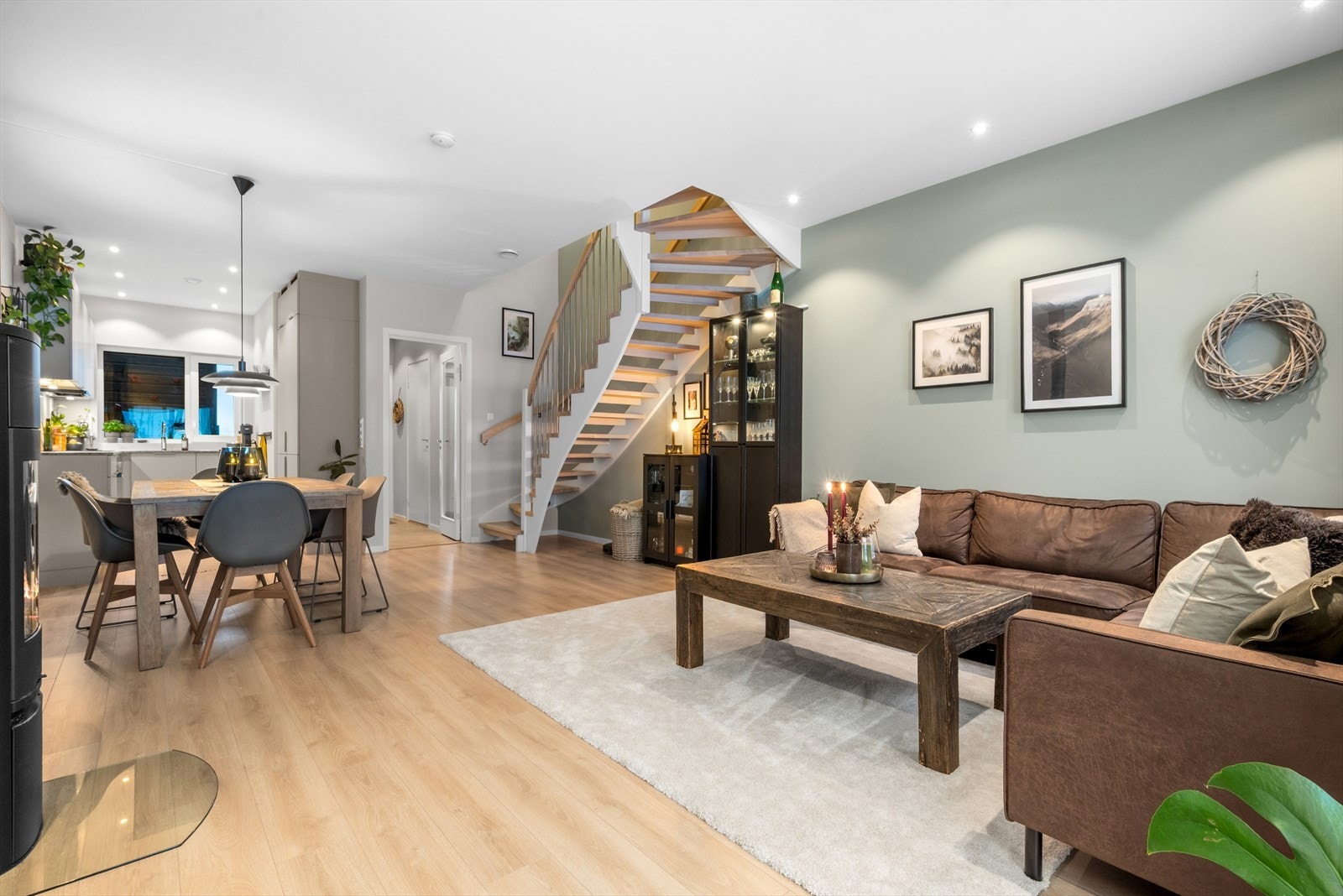 Førsteetasjen består av stue, kjøkken, vaskerom og entré Galleribilde