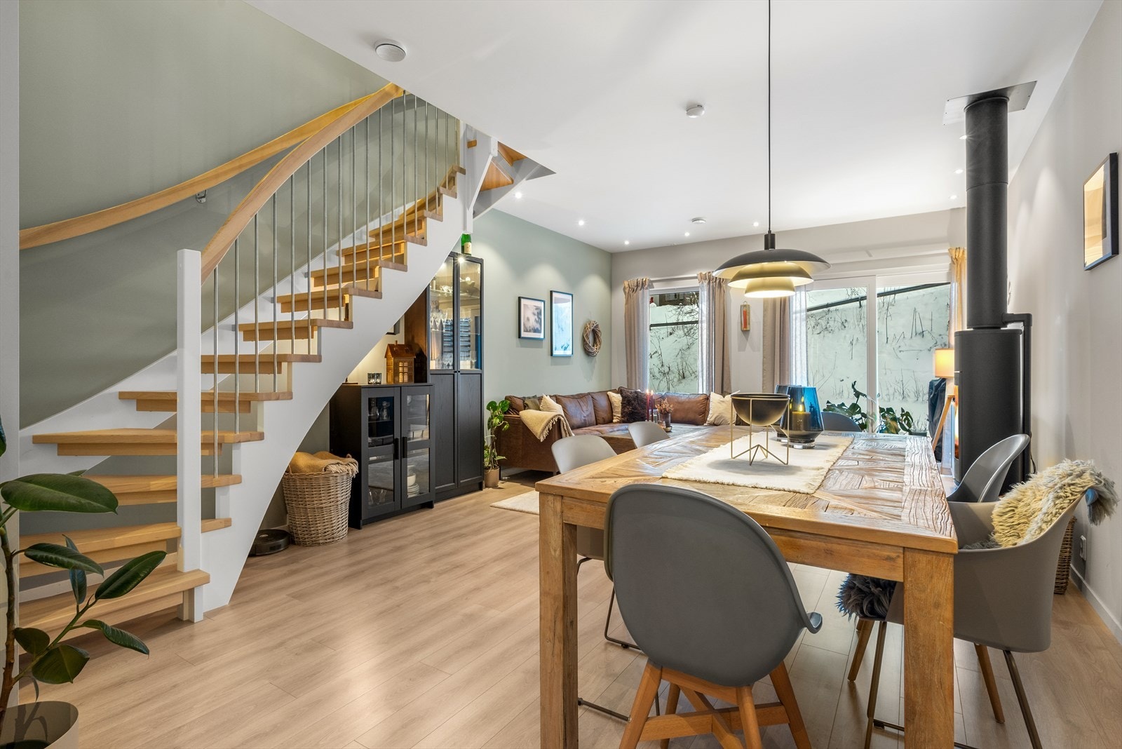 Fra stua er det utgang til terrassen. Denne er på ca. 11 kvm. Galleribilde