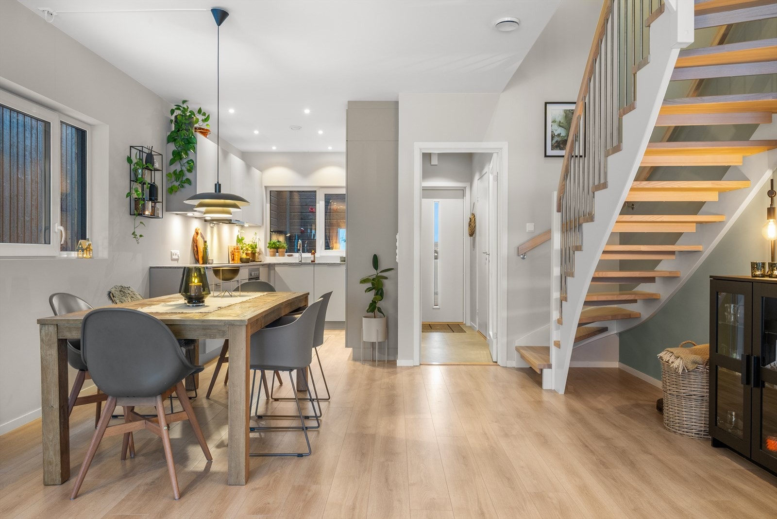 Rekkehuset går over 2 plan og har en gjennomgående pen standard Galleribilde