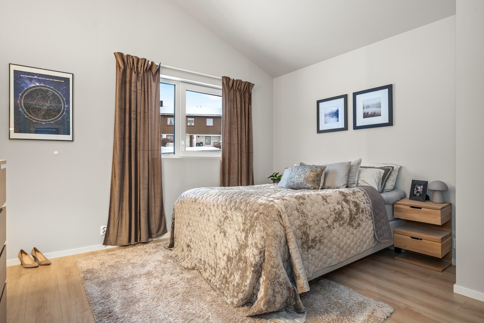 Fint hovedsoverom med egen garderobe Galleribilde