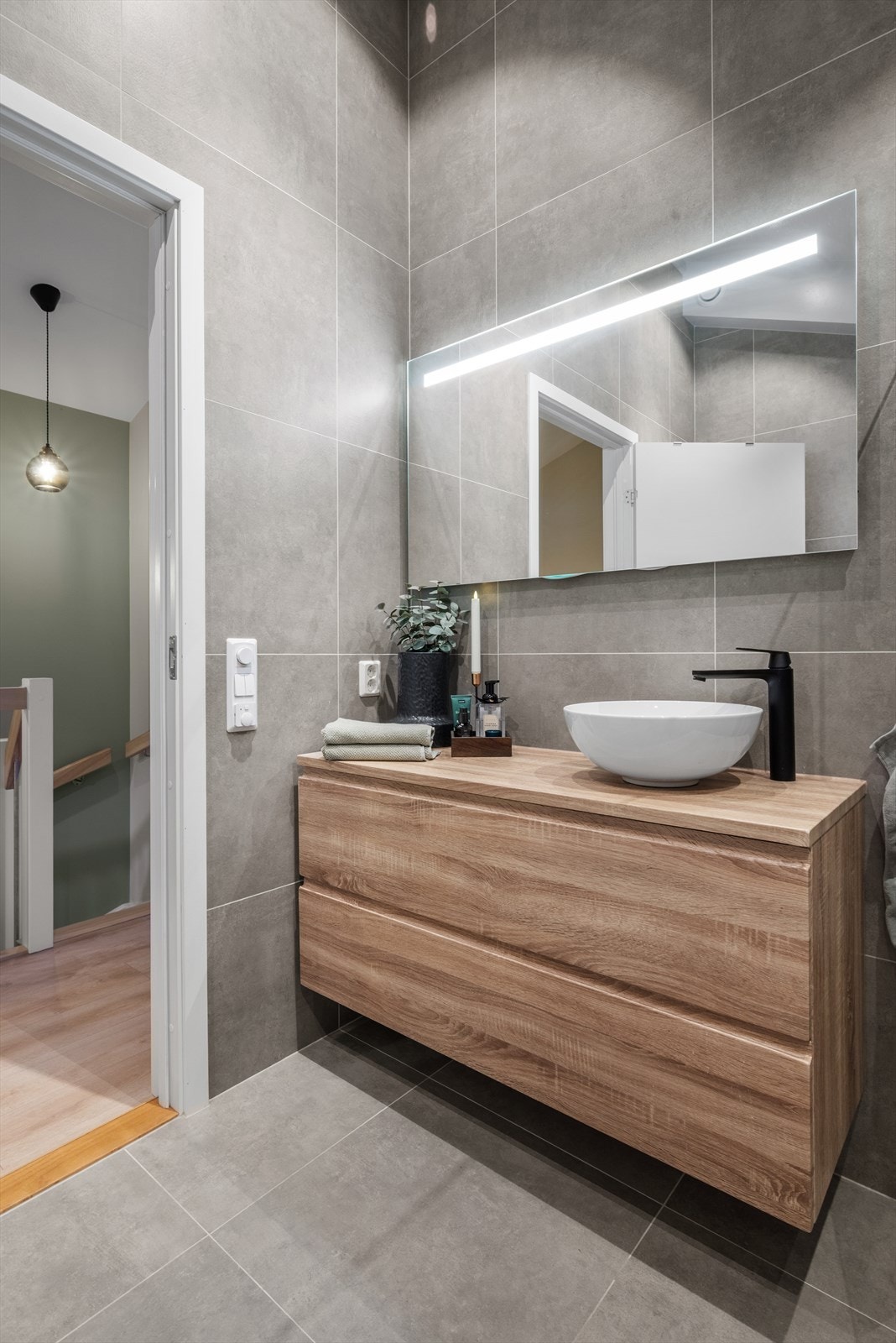 I tillegg til badet, har boligen også et praktisk vaskerom Galleribilde