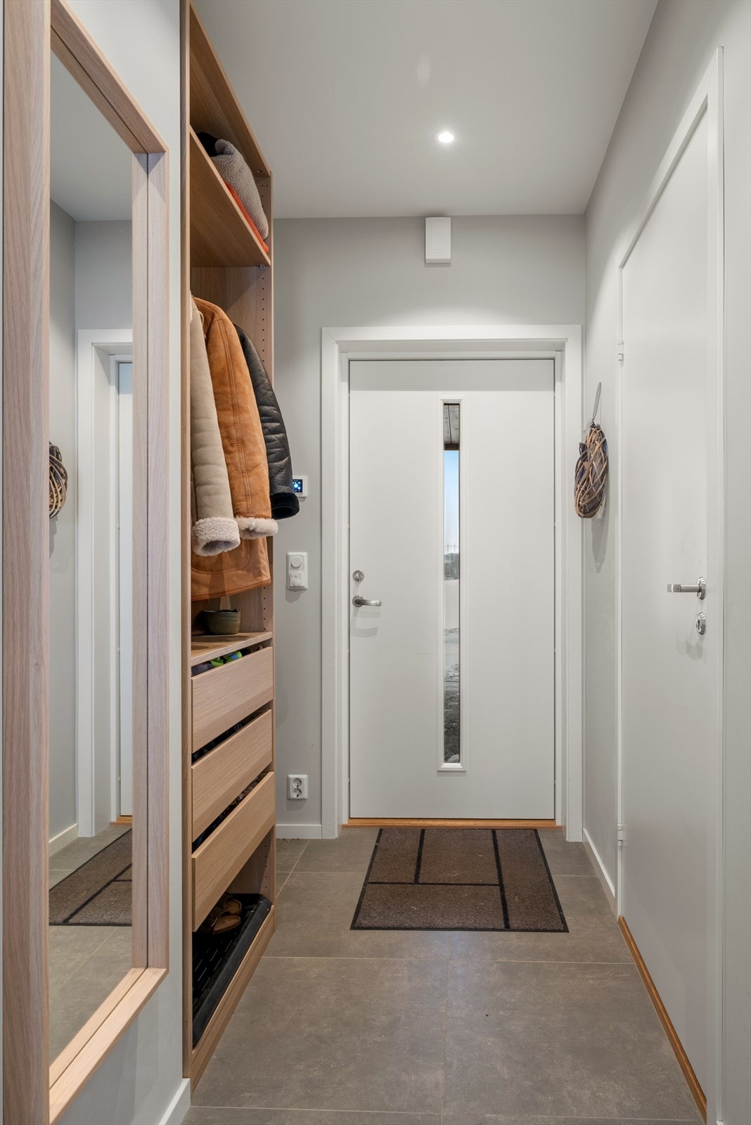 Fin, flislagt entré med behagelig gulvvarme Galleribilde