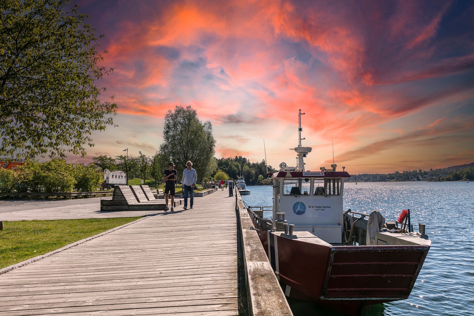 Elvepromenaden fører ut til fjordbåter, kyststi og badeanlegg ved Kadettangen Galleribilde