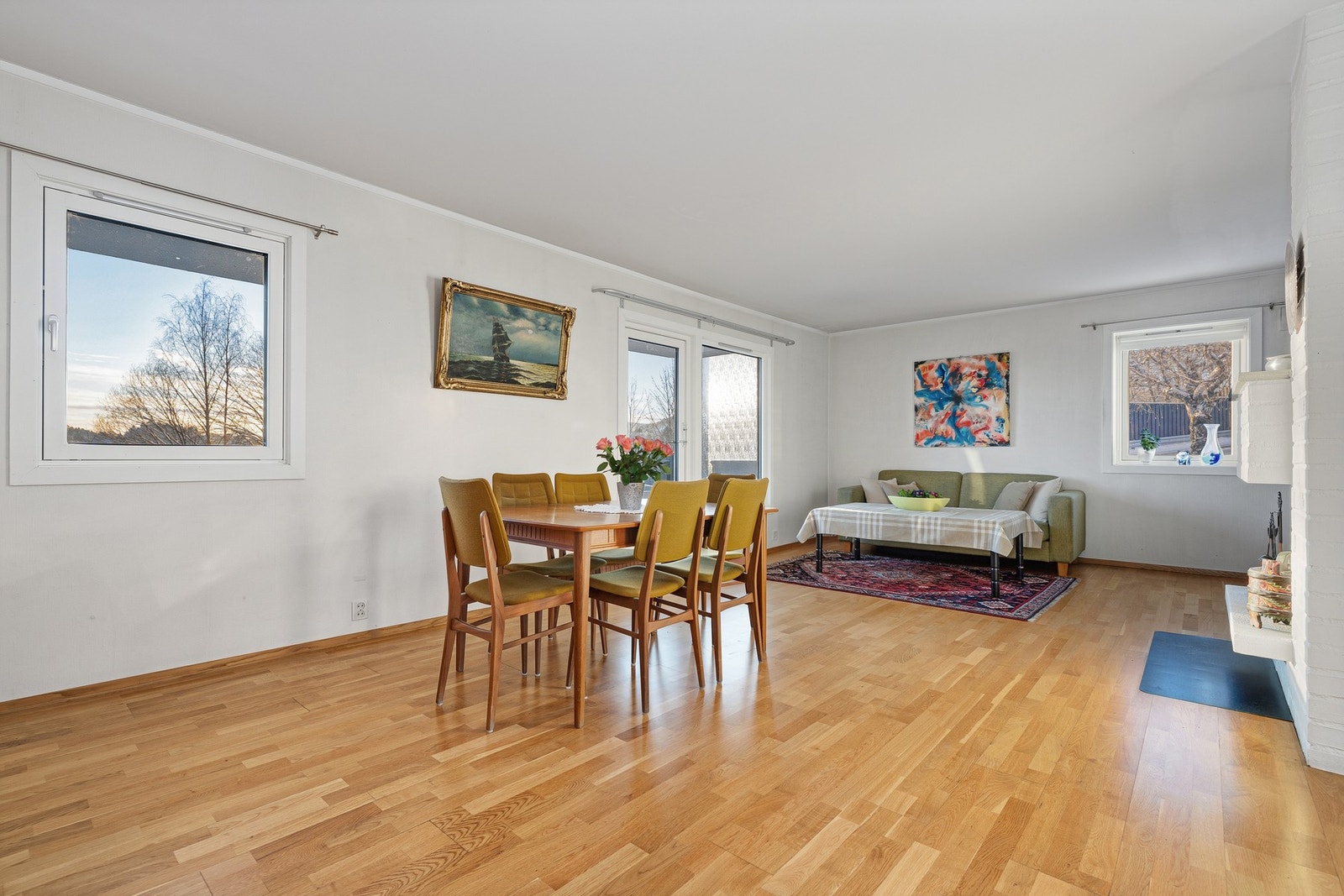 Stue med spisestue er utstyrt med lukket peis med innsats Galleribilde