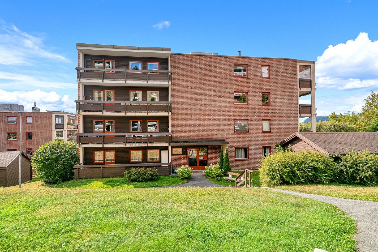 Fellesarealene er pent opparbeidet med plener og frodig beplantning Galleribilde