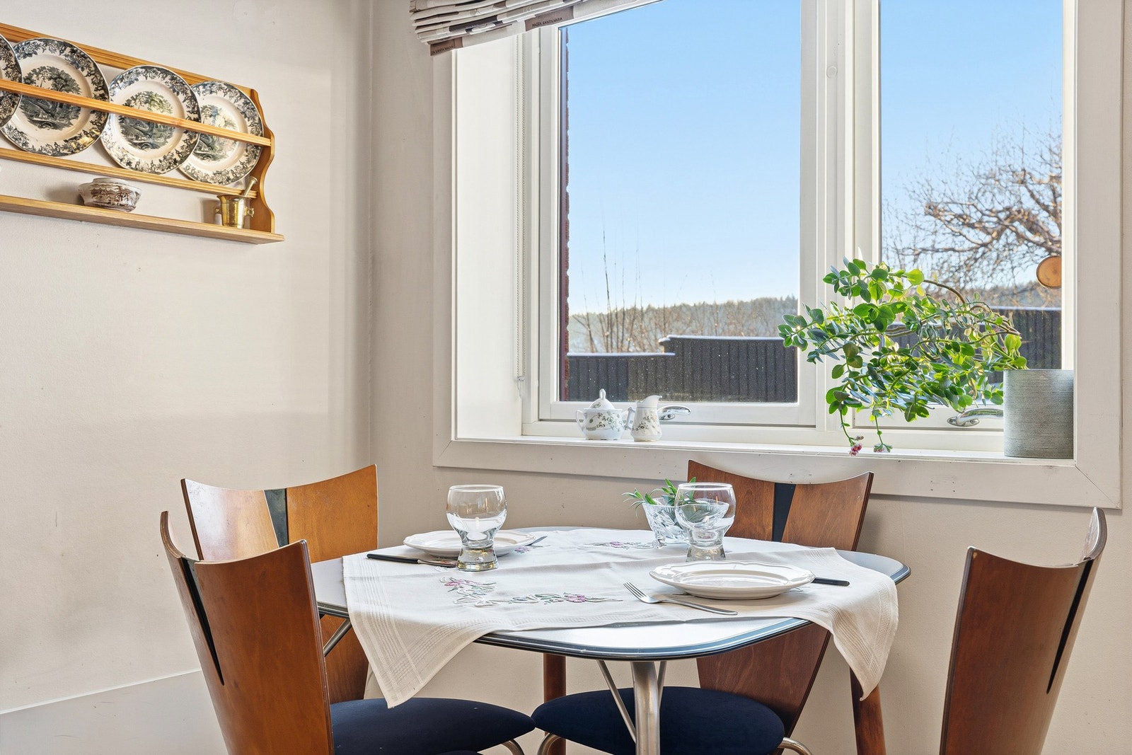 Her er en innholdsrik vinklet innredning og rikelig rom for en spiseplass foran vinduet Galleribilde