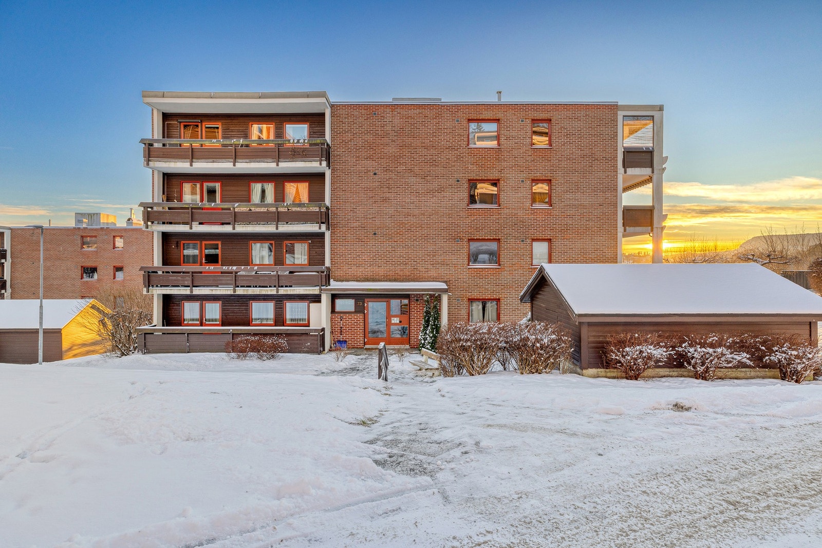 Det fredelige nabolaget består av lave leilighetsblokker omkranset av store grøntarealer Galleribilde