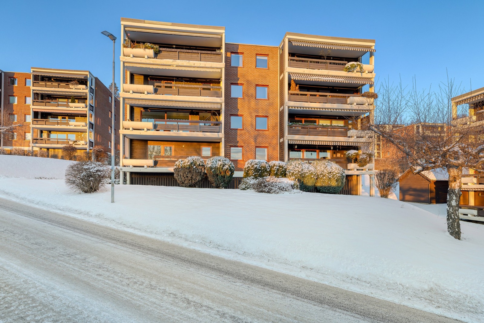 Privatmegleren Bærum har gleden av å presentere denne romslige leiligheten med solrik balkong og utsikt Galleribilde