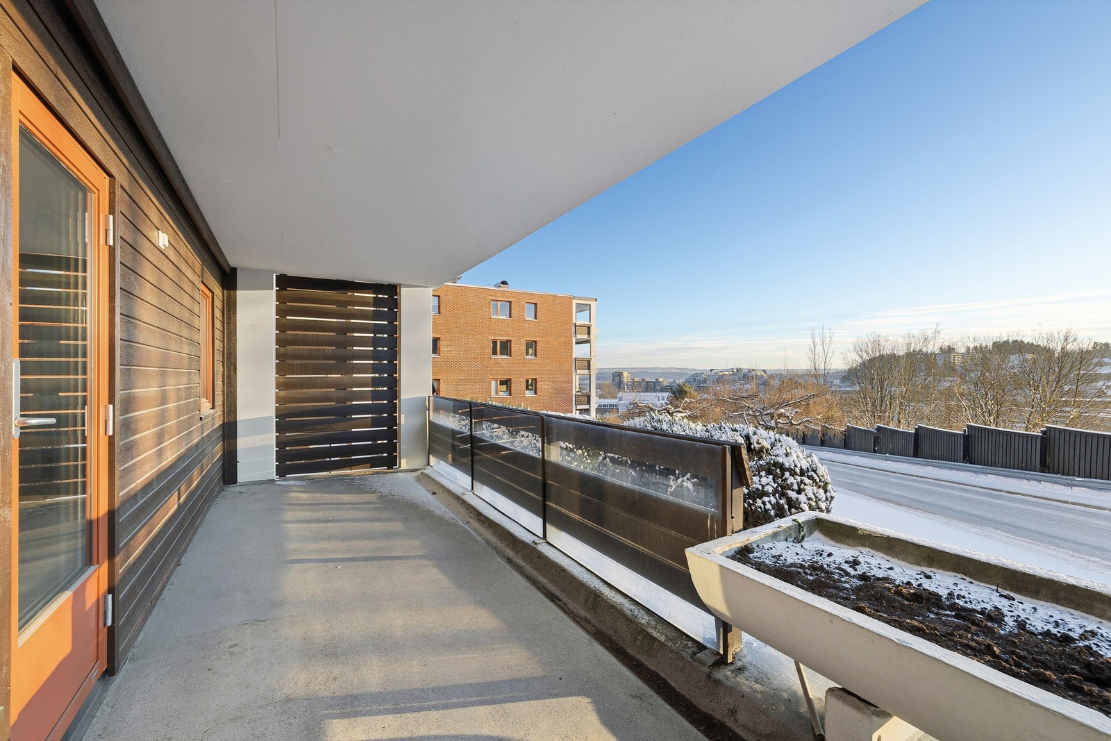 En sørvendt overbygget balkong på rundt 16 m² har sol fra 09.00 om morgenen og helt frem til klokken 21.00 på kvelden Galleribilde