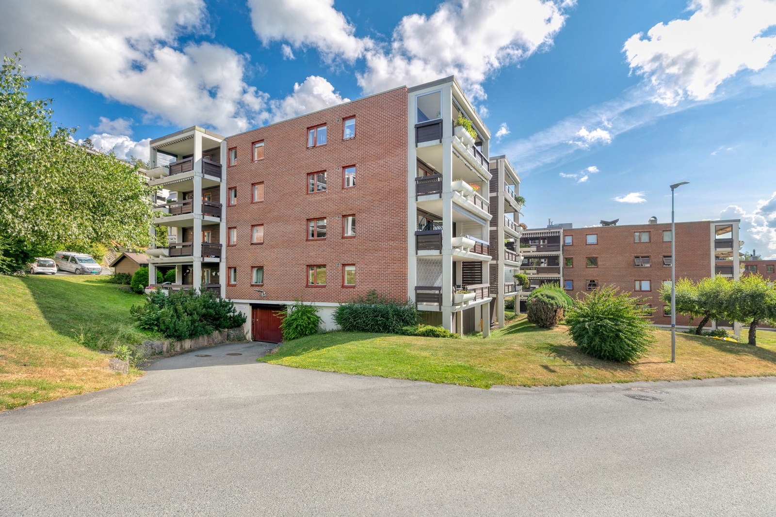 Boligbygget ligger fritt og fint til i ytterkant av feltet Galleribilde