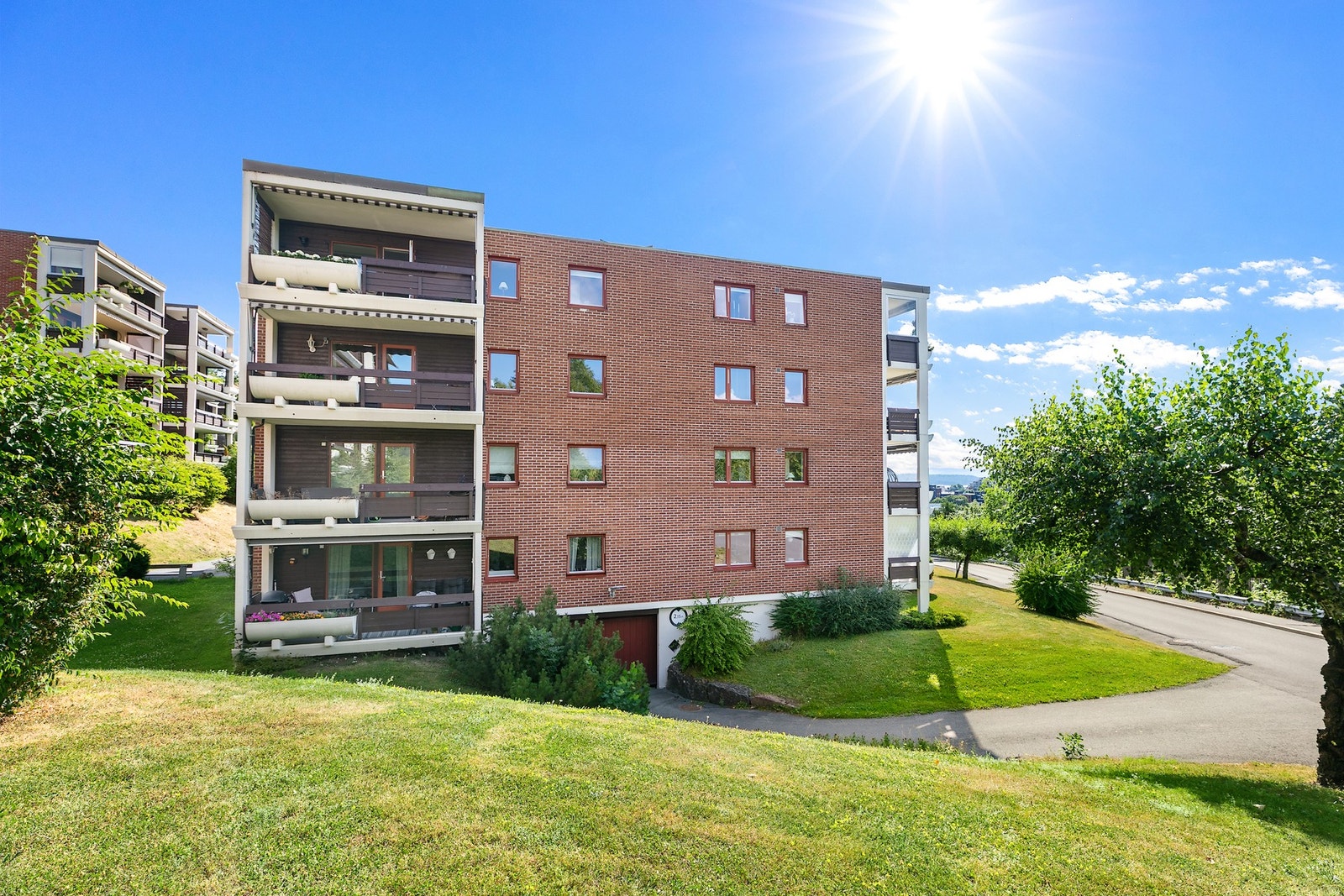 Tomten er anlagt med parkeringsplasser og internveier Galleribilde