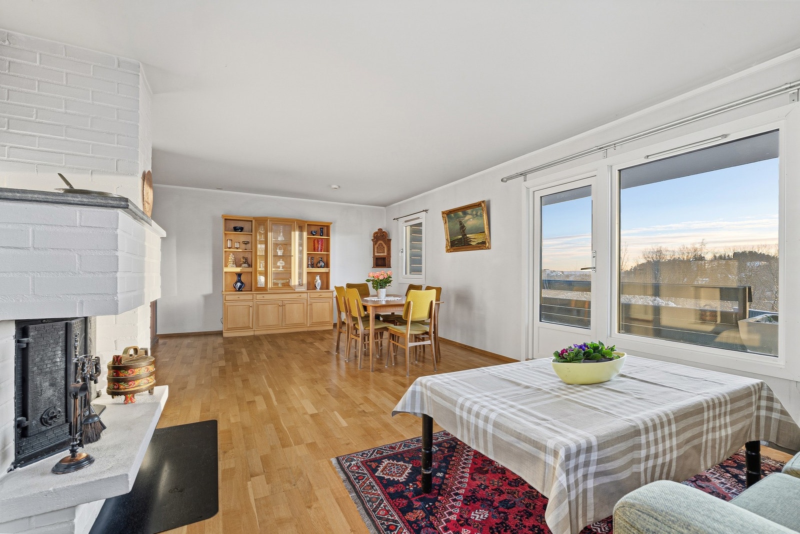 Stue/spisestue har ekstra fint innfall av dagslys fra to sider Galleribilde