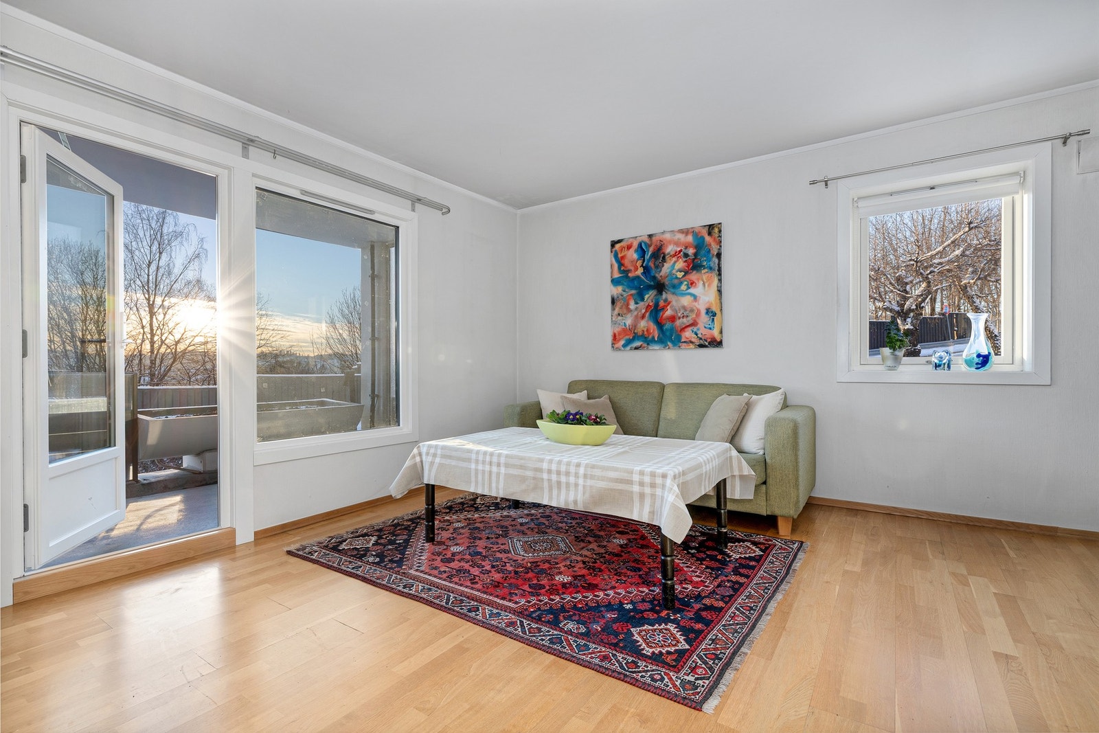 Den solrike balkongen har utgang fra stue Galleribilde