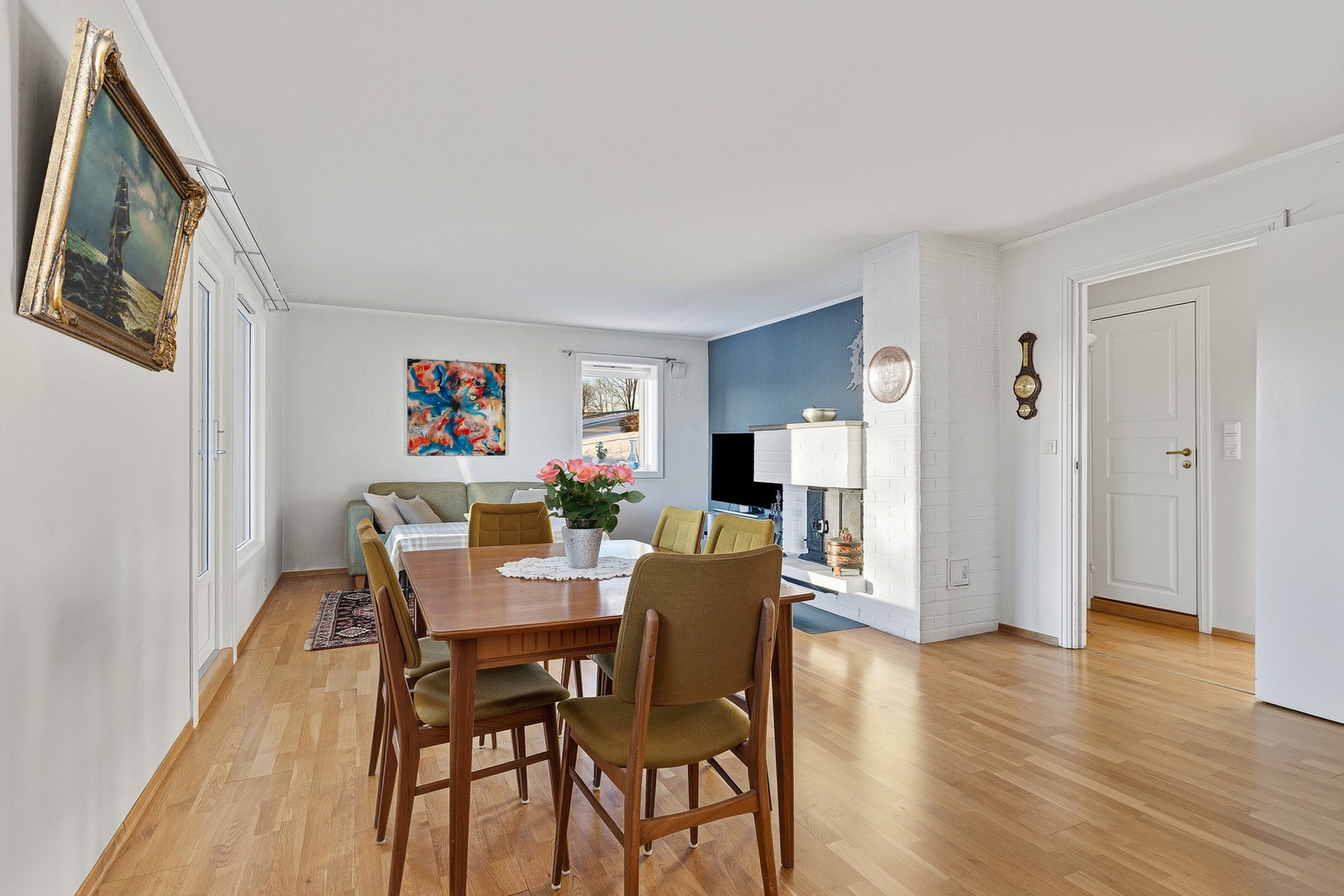 Stuen inkluderer både sofahjørne og en spisestue med oppbevaringsløsning Galleribilde