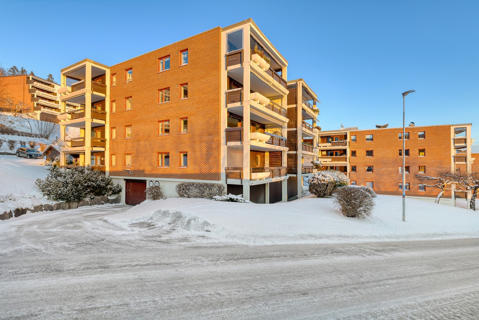 Den aktuelle leiligheten ligger i en høy 1.etasje Galleribilde