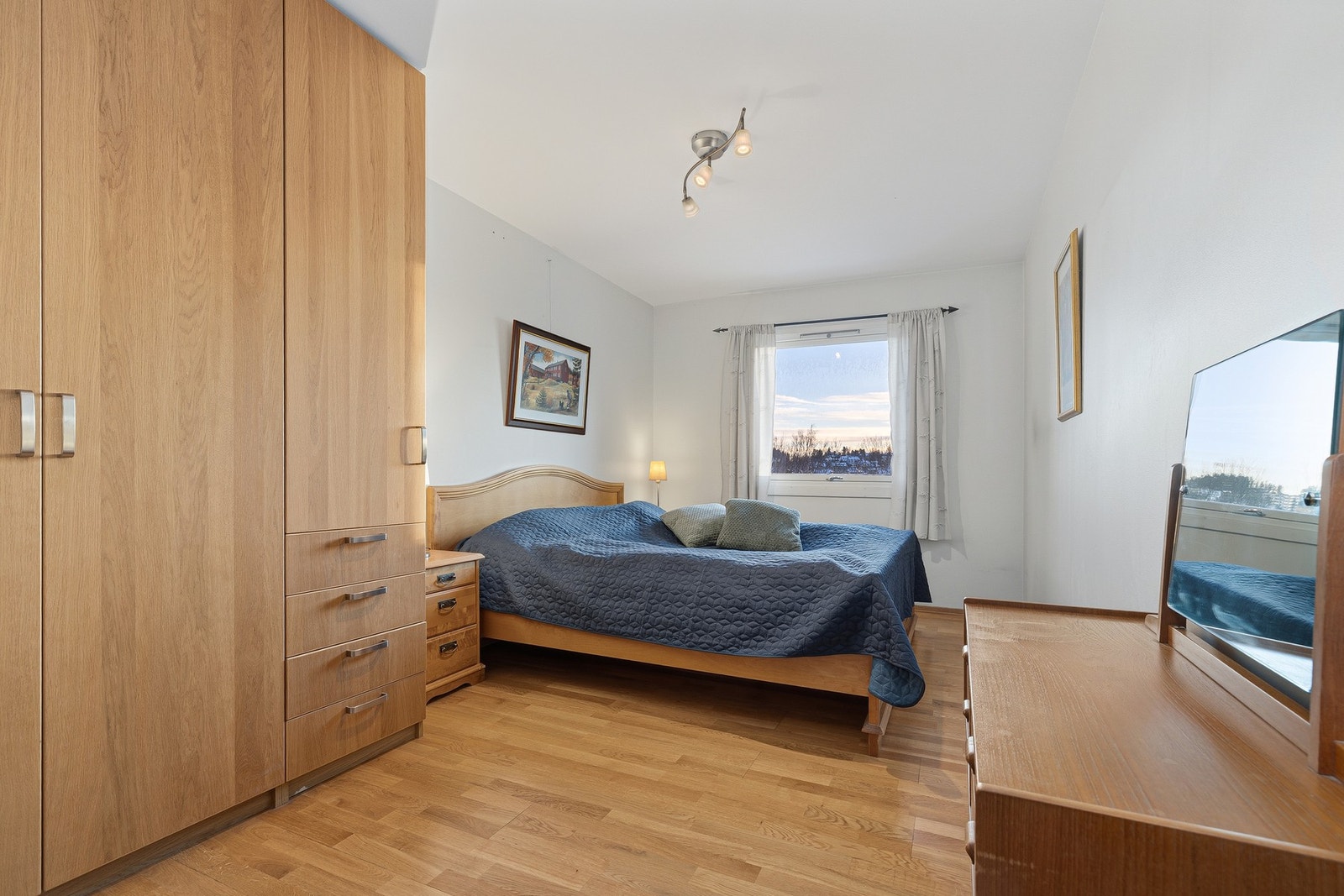 Leilighetens hovedsoverom har god størrelse og vindu vendende mot balkongsiden Galleribilde