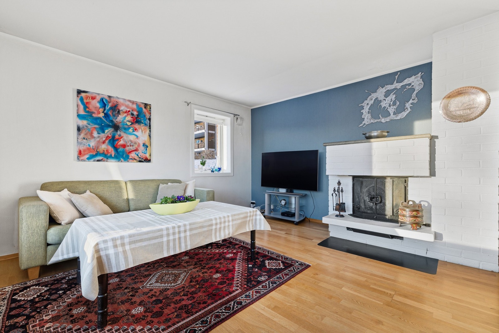 Endeleiligheten har en romslig stue med god plass for møblering med sofahjørne Galleribilde