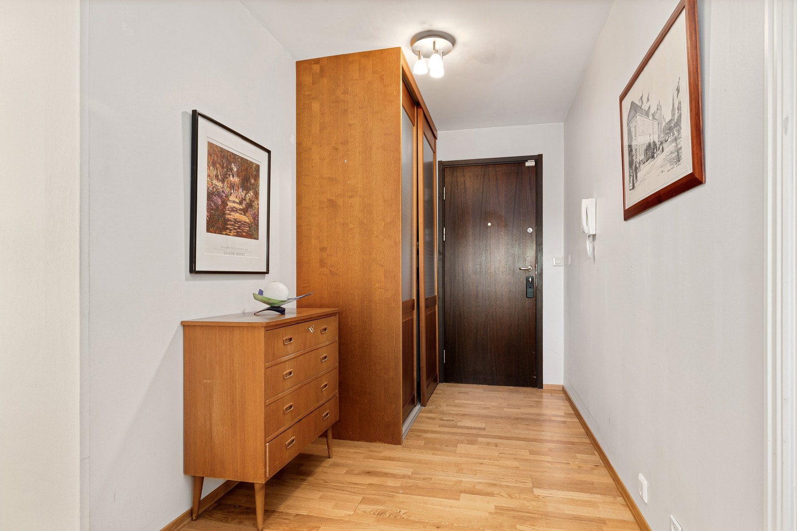 Entréen i 1. etasje har en lyd- og brannklassifisert (dB43/B30) dør med kikkhull og sikkerhetslås Galleribilde