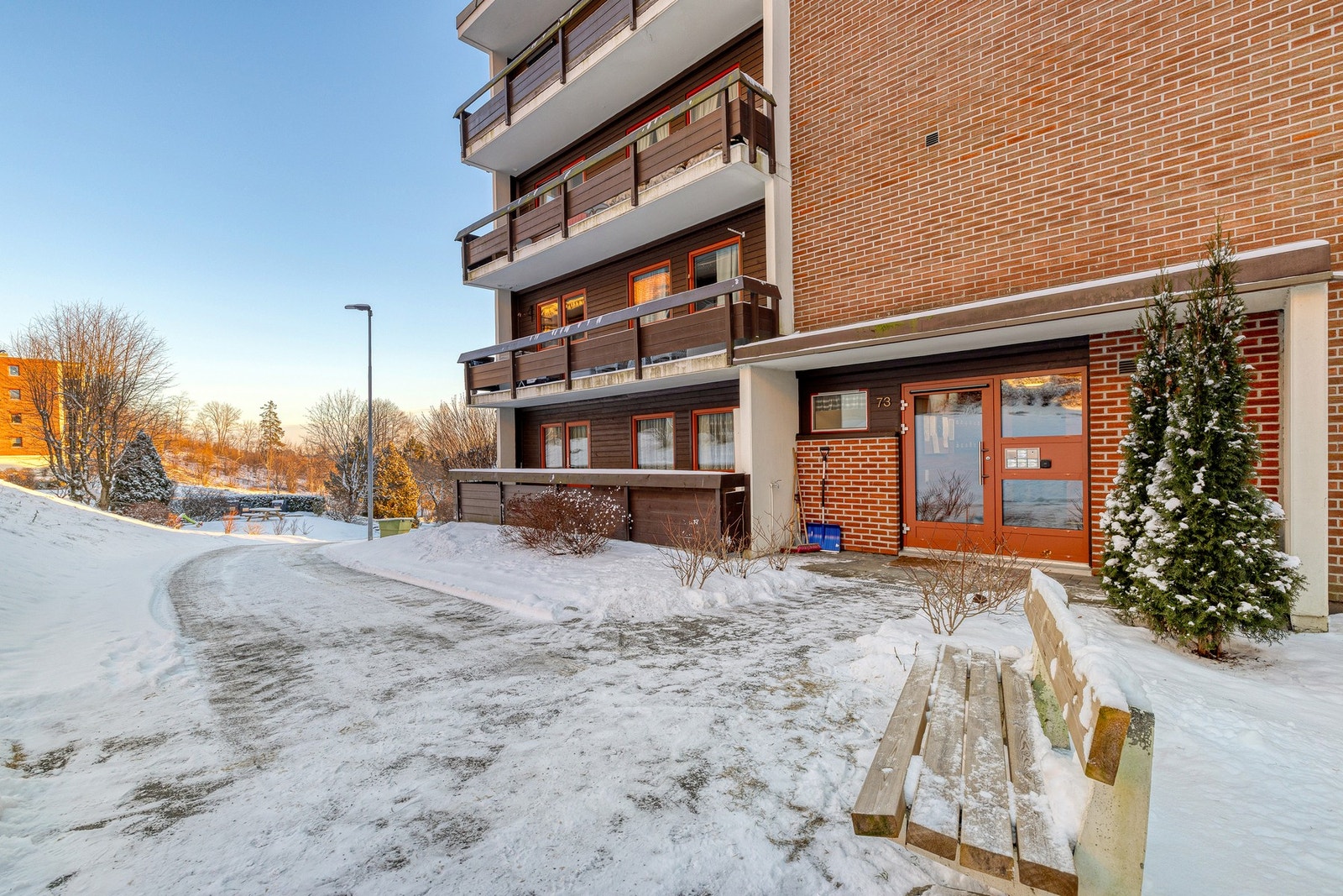 Leiligheten inngår i et boligbygg med felles adkomst via et overbygget inngangsparti Galleribilde