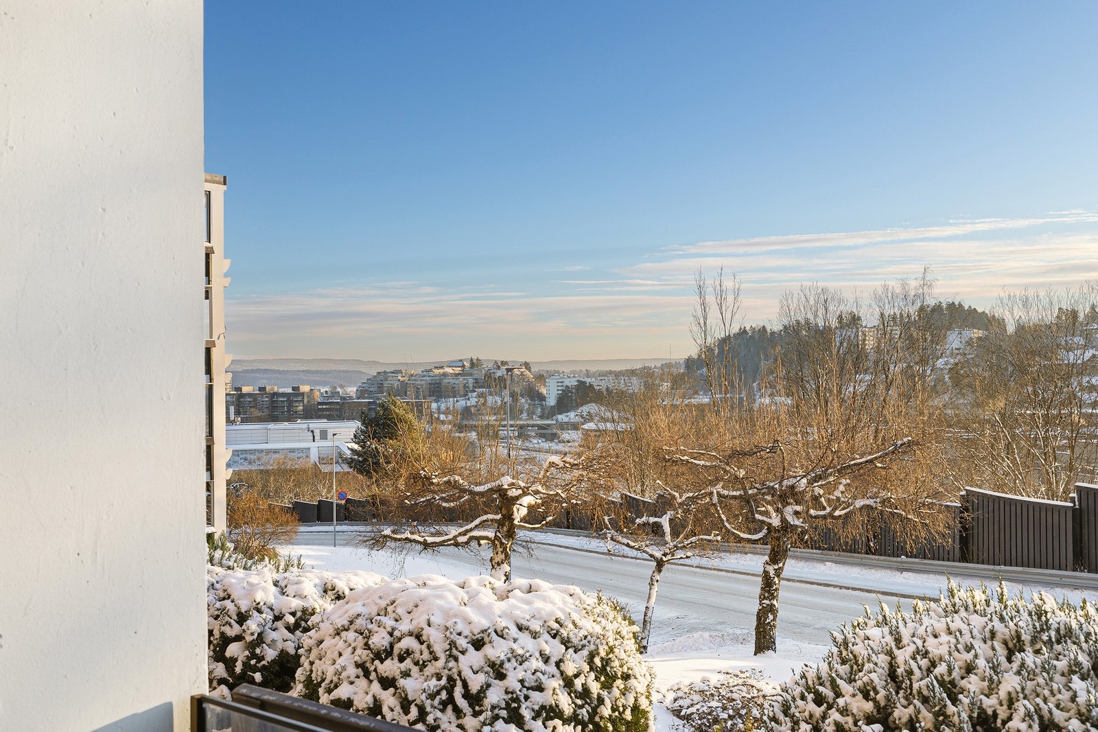 Leilighetsbygget ligger flott til med vakker utsikt mot Jong og Sandvika sentrum Galleribilde