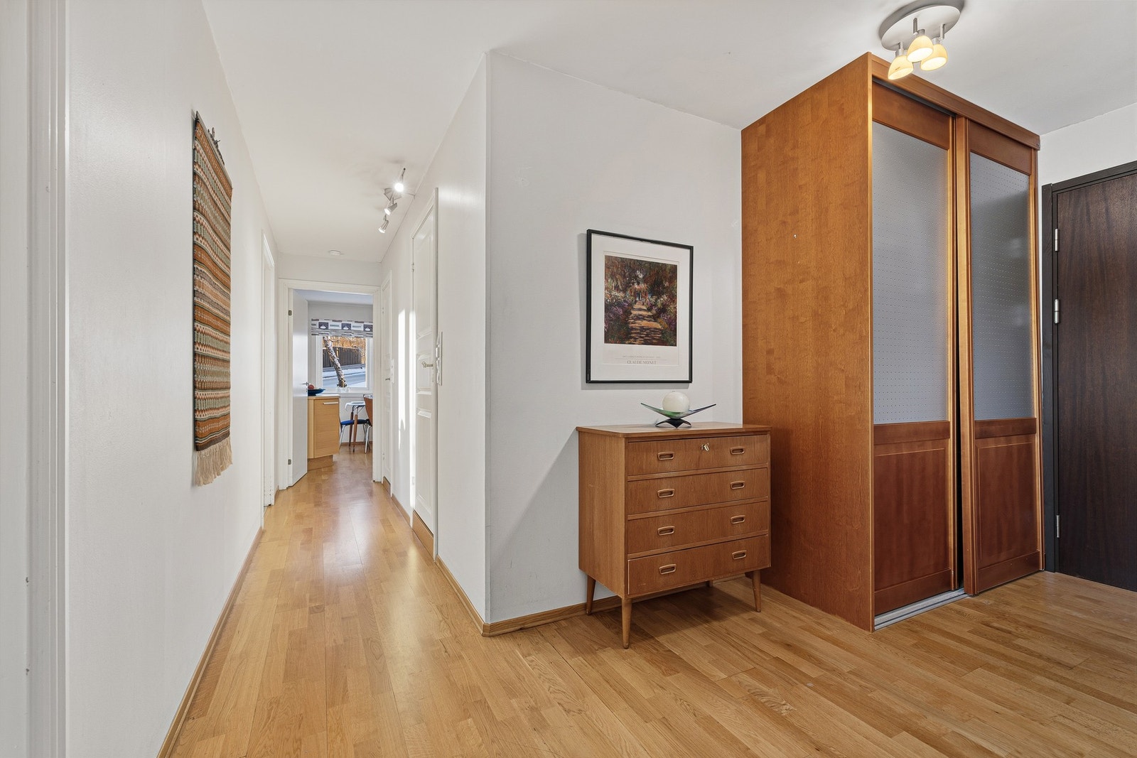 En entré med porttelefon har plass for garderobeløsninger Galleribilde