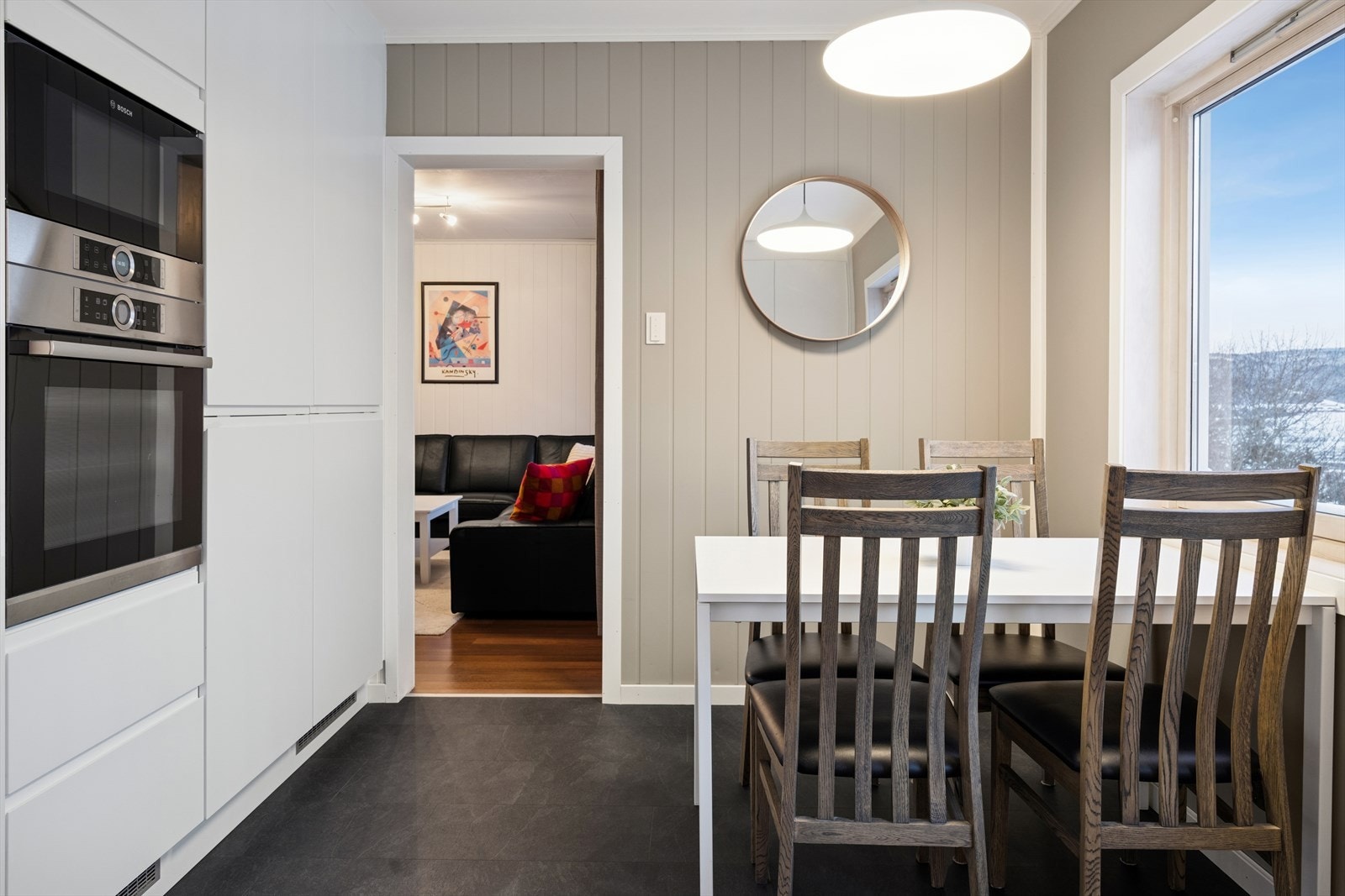 Plass til spisebord på kjøkkenet. Galleribilde