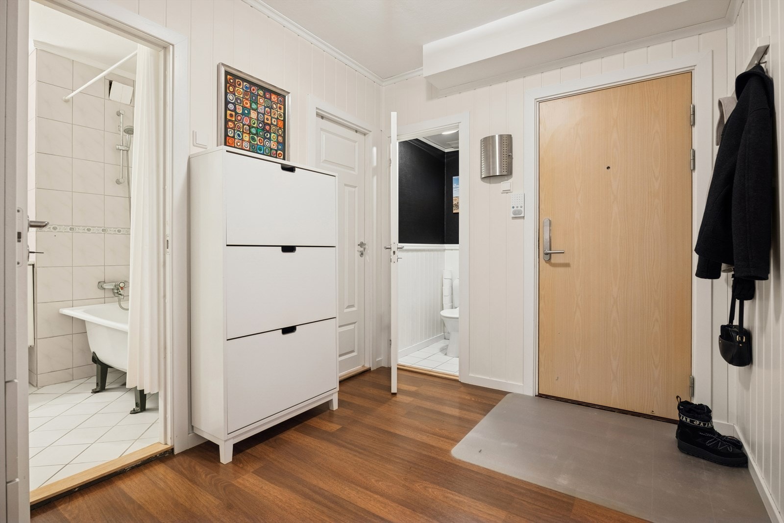 Romslig entré på ca. 7,1 m². Velkommen inn! Galleribilde