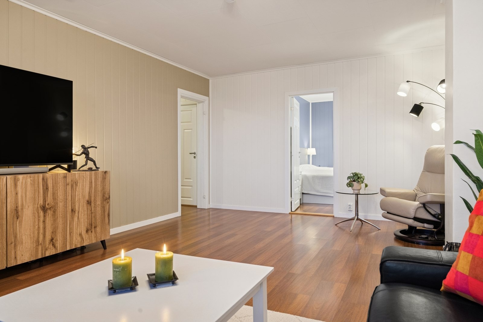 Stuen er malt opp i lune- og behagelige veggfarger. Galleribilde