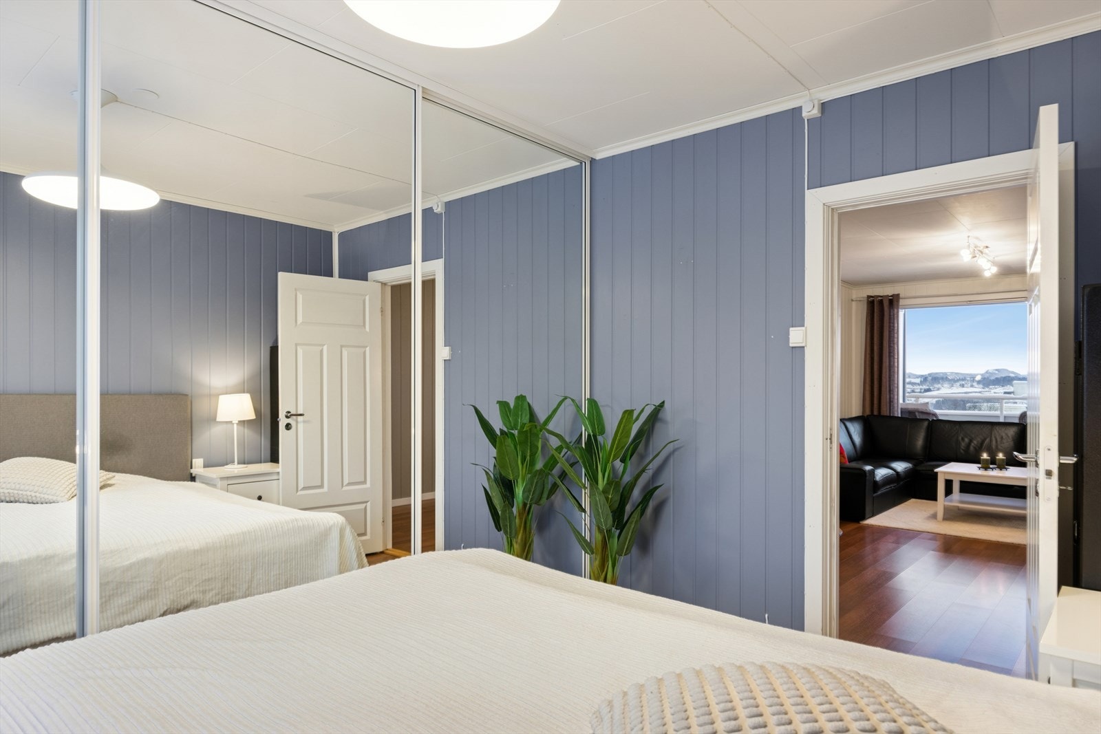 Hovedsoverommet har god plass til dobbeltseng samt stor skydeørsgarderobe. Galleribilde