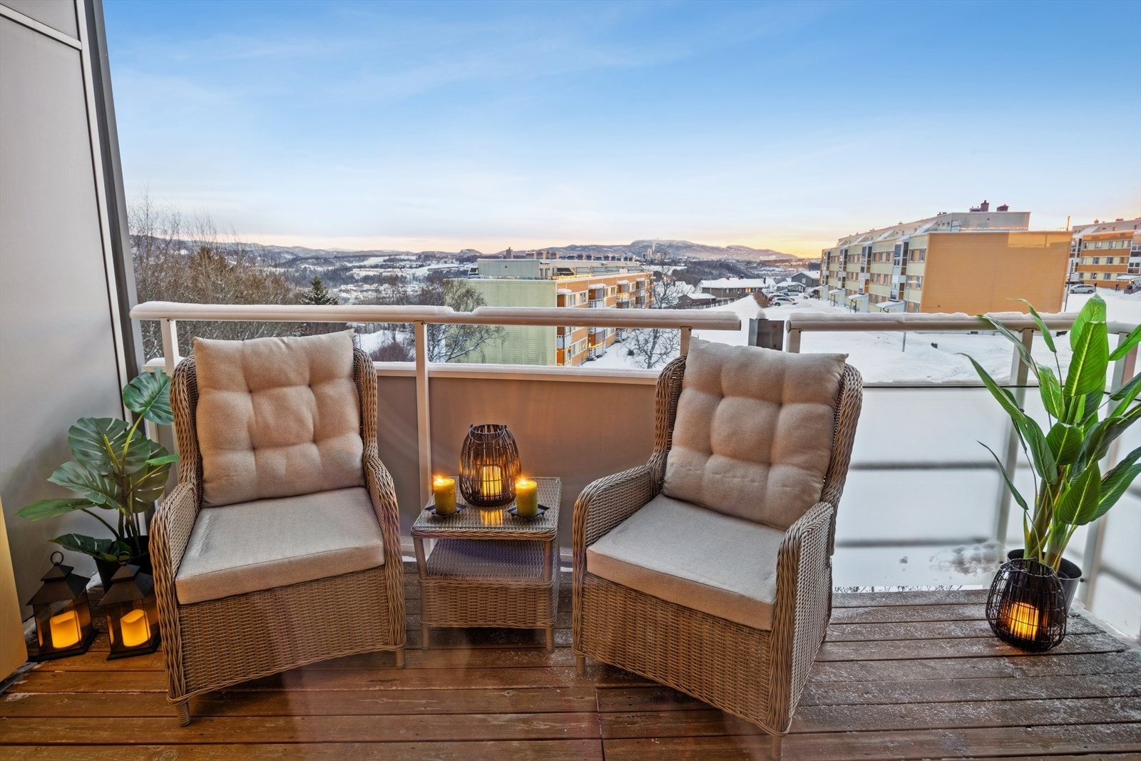 Plass til sittegruppe på balkongen gir mulighet for avslapning med utsikt mot nærområdet. Galleribilde