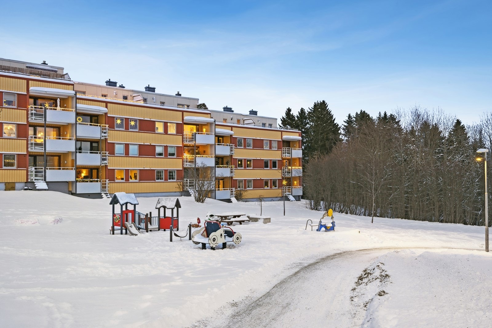 Lekeplass i tilknytning til uteområdet. Galleribilde