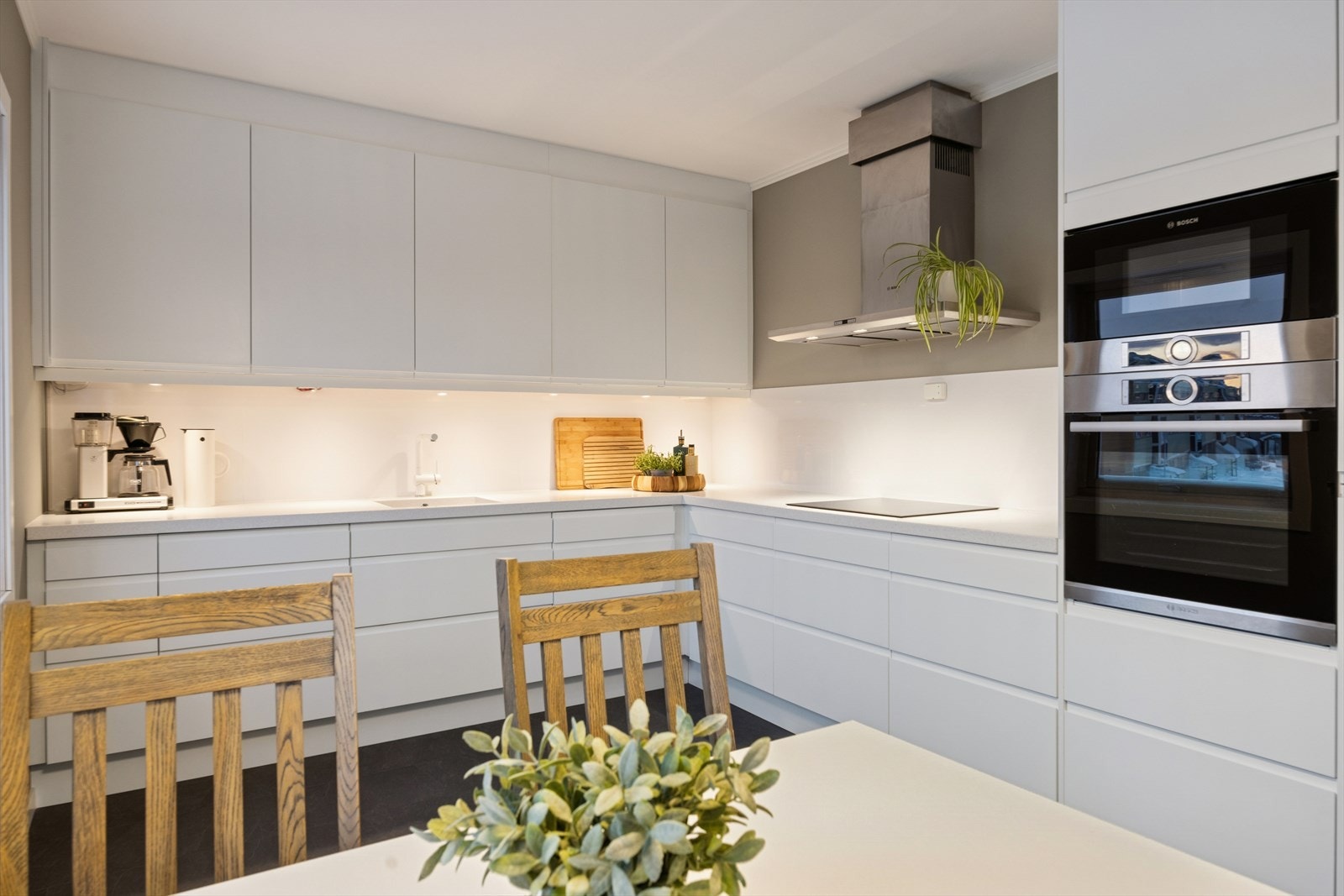 Integrerte hvitevarer som kjøleskap og oppvaskmaskin gir en praktisk arbeidsflyt. Galleribilde