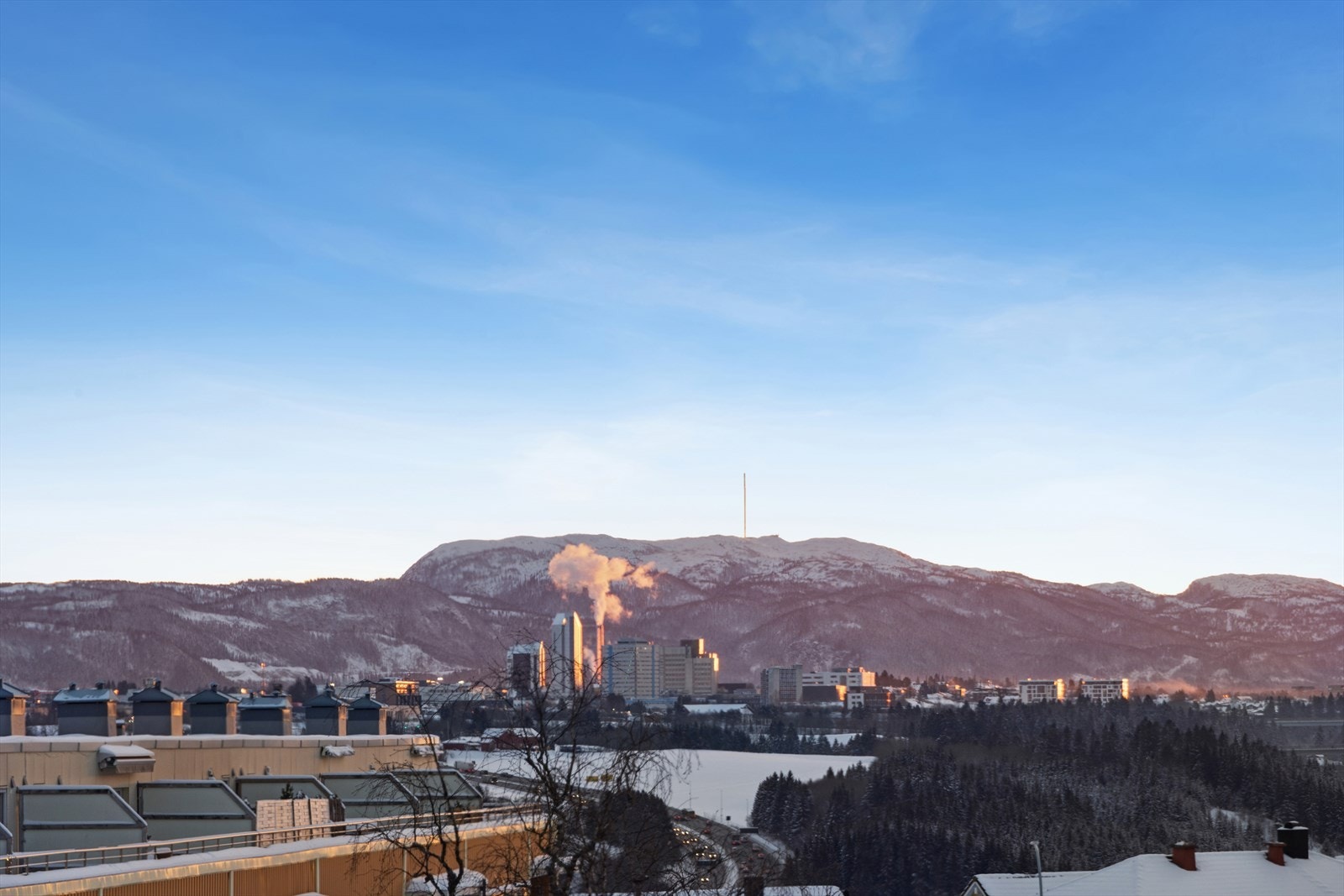Utsikten fra balkongen gir panoramabilder av fjell og by, som skaper en vakker bakgrunn. Galleribilde