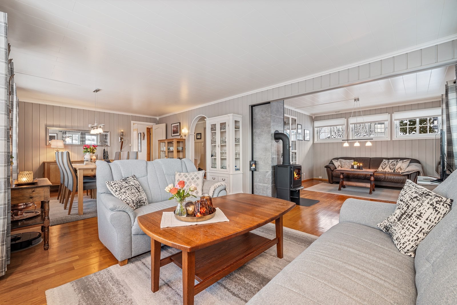 Romslig stue med god plass til flere sittegrupper. Galleribilde