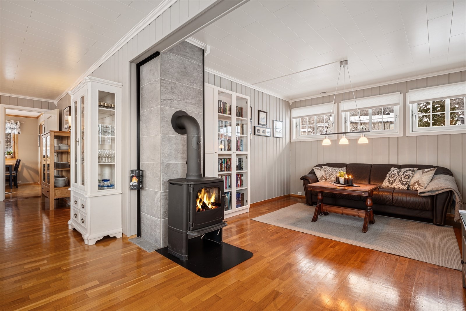 Det er vedovn på stua. Galleribilde