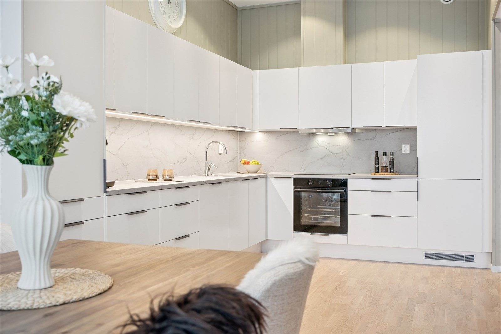 Romslig kjøkken, god takhøyde Galleribilde