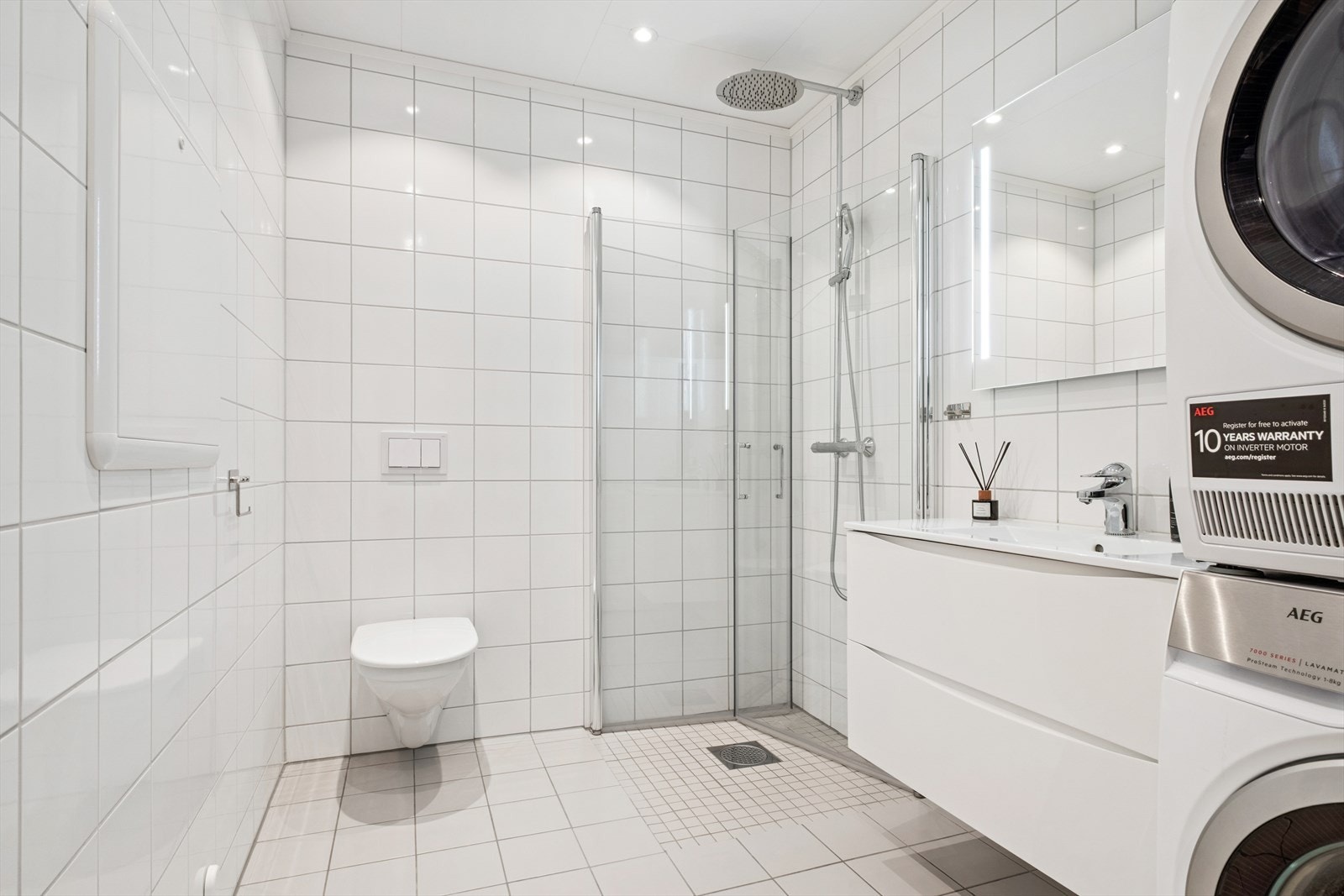 Pent flislagt bad/vaskerom Galleribilde