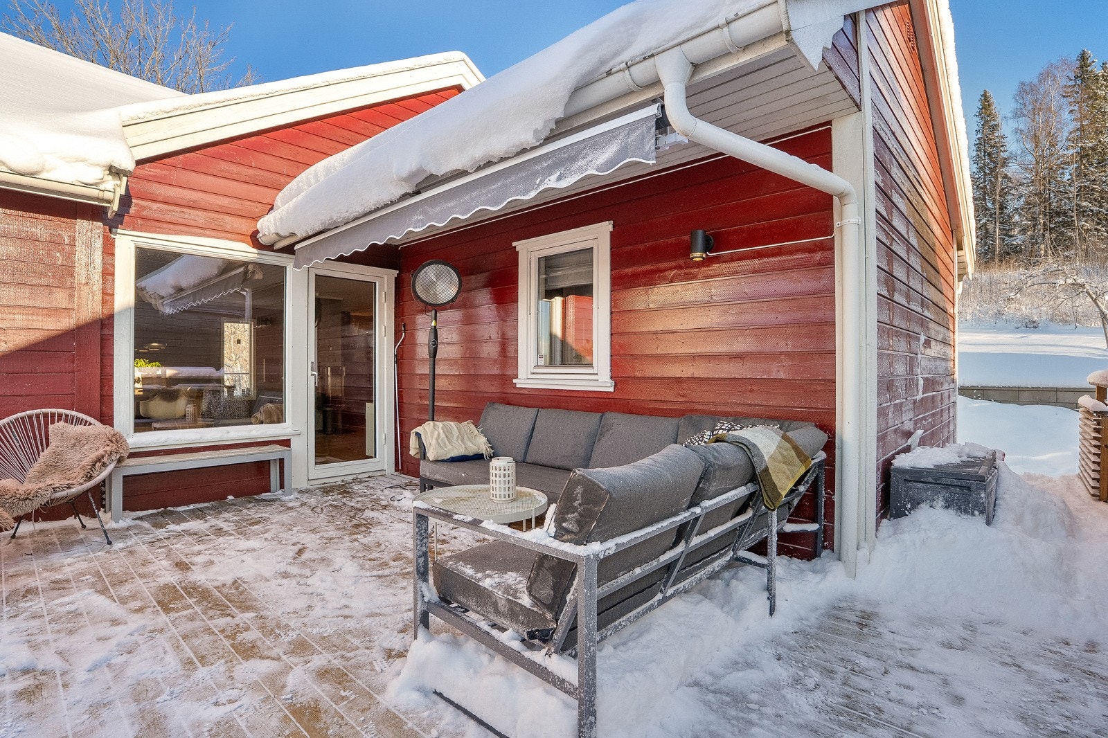 Utgang til terrassen og hagen på baksiden av huset, noe som gjør det enkelt å ta middagen ute. Galleribilde