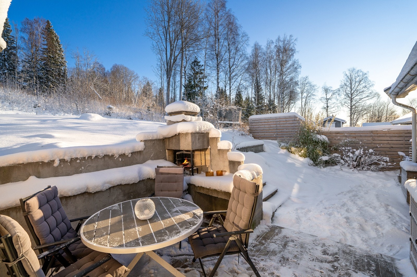 Terrassen måler ca. 29 kvm. En stor og sosial uteplass til lek og rekreasjon, med svært lite innsyn. Galleribilde