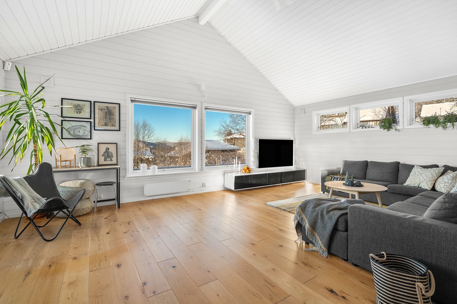 Stue med takhøyde opp mot 4 meter! Galleribilde