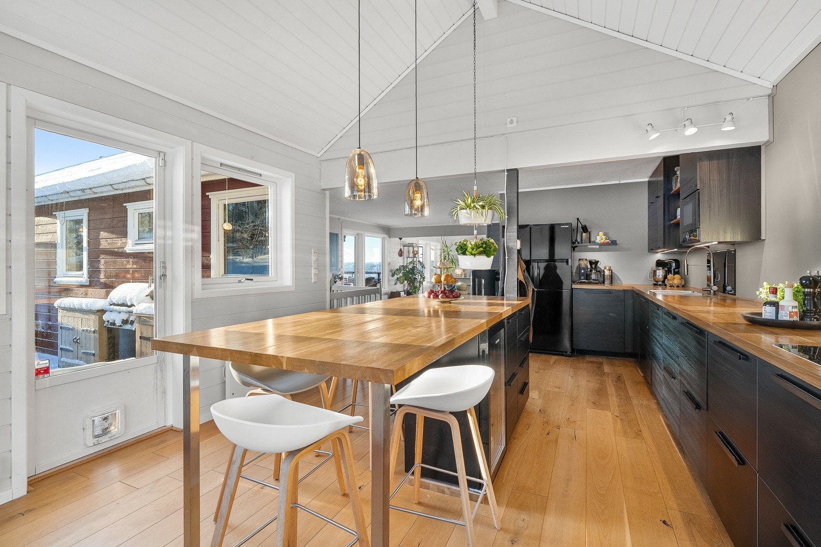 Kjøkkenet har en romslig utforming med praktisk kjøkkenøy/spisebord i midten. Galleribilde