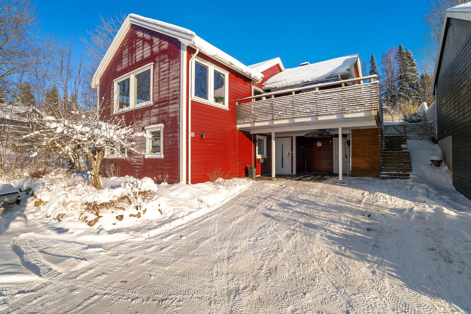 Gårdsplass med rom for flere kjøretøy. Det er også carport med el.bil-lader. Galleribilde