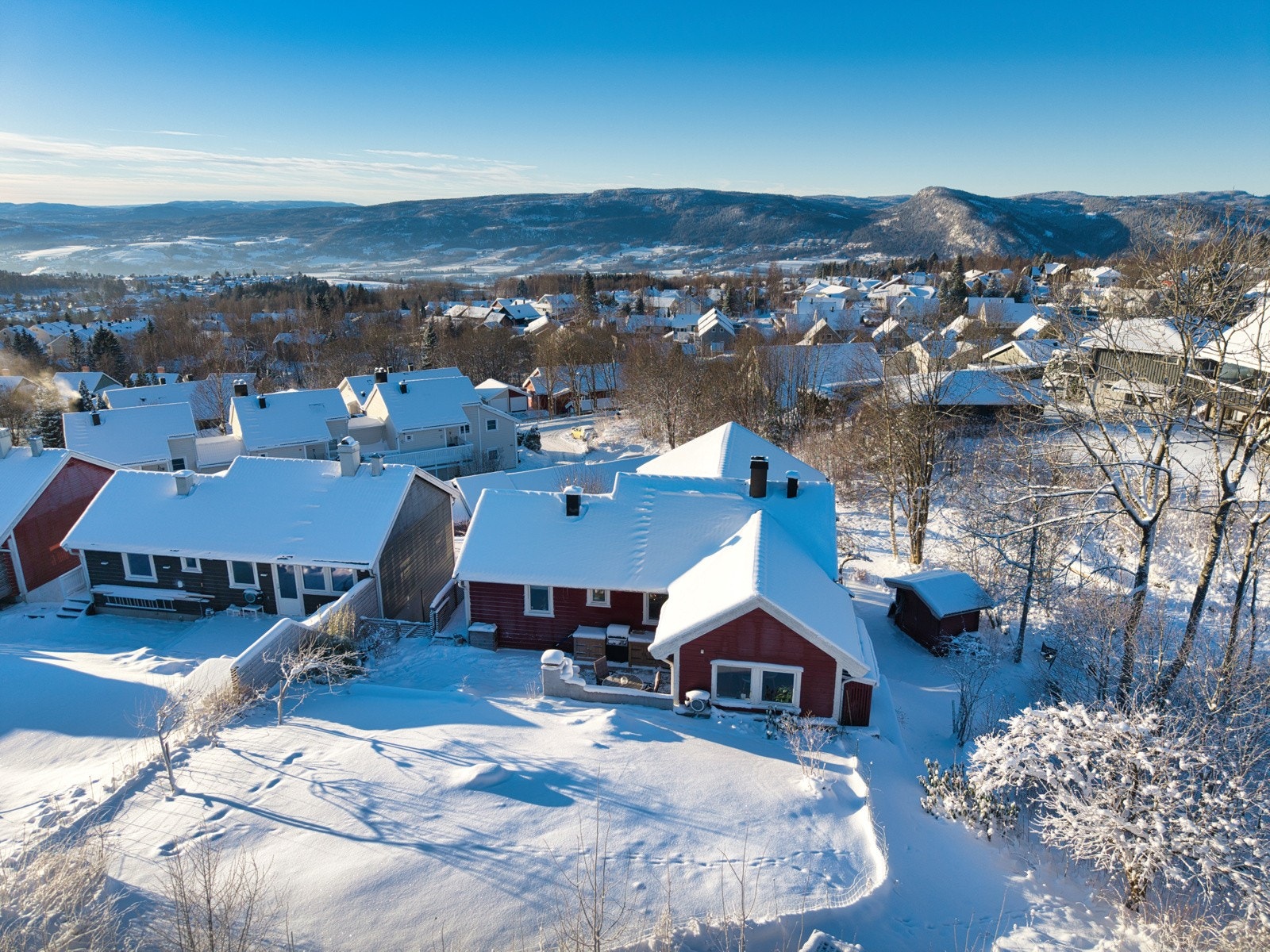 Solrik beliggende enebolig på Tranby/Hennummarka med skogen som nærmeste nabo. Galleribilde