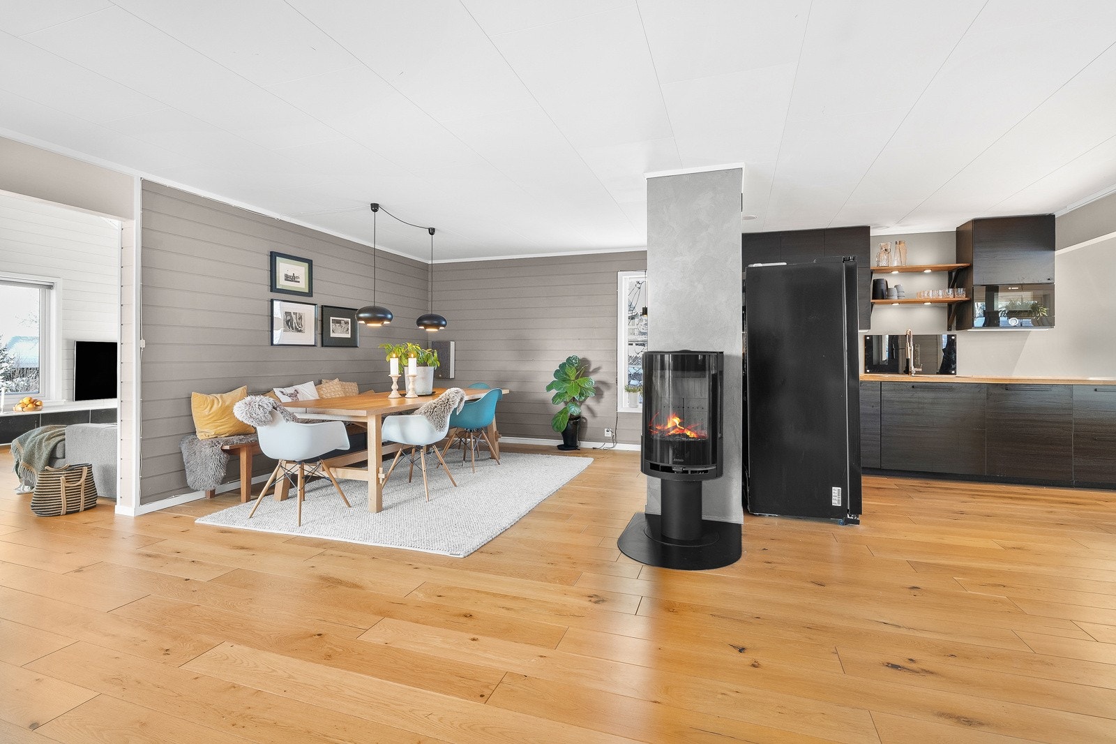 God plass til sofakrok og spisebord i egne soner. Galleribilde