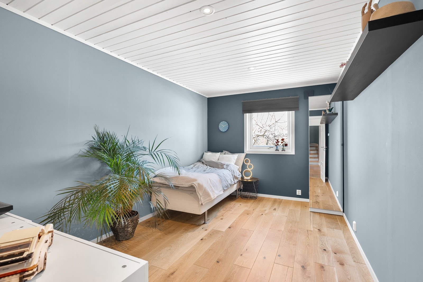 I underetasjen ligger tre gode soverom, alle med plass til seng, nattbord og garderobeskap. Galleribilde