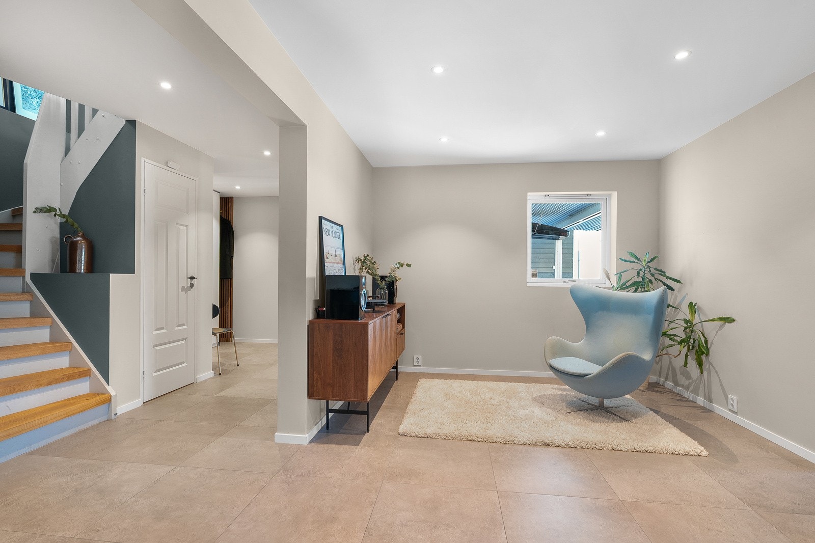 Adkomst via underetasjen og en flott, oppgradert hall som setter førsteinntrykket. Galleribilde